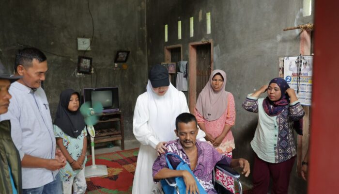 Lisda Hendrajoni Serahkan Kursi Roda dan Rumah Sejahtera untuk Warga Pessel