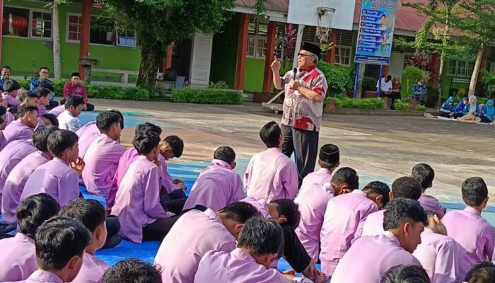 Ketua DPRD Sumbar Ajak Siswa SMAN 8 Padang Siapkan Diri Jadi Generasi Sukses Dunia dan Akhirat