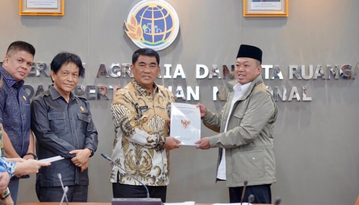 Nusron Serahkan Persub RTRW kepada Gubernur Sulawesi Utara