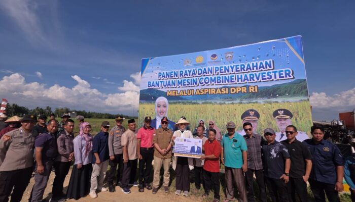 Cindy Monica Salsabila Bantu Alsintan dan Sarana Perikanan untuk Petani Pasbar