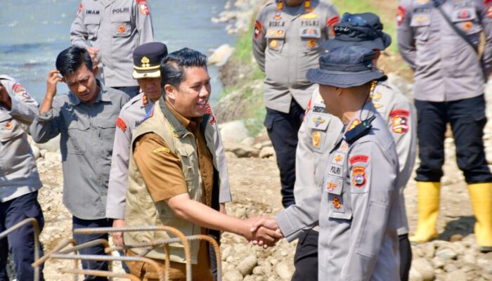 Renminops Korbrimod Tinjau Pembangunan Jembatan Bailey di Palembayan