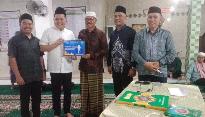 Safari Ramadan di Talaok Bayang, Ketua Komisi IV DPRD Sumbar Serahkan Bantuan Rp30 Juta