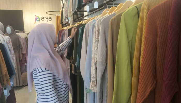 Pekan Ketiga Ramadan, Penjualan Jilbab dan Busana Muslim di Padang Panjang Ramai Pembeli
