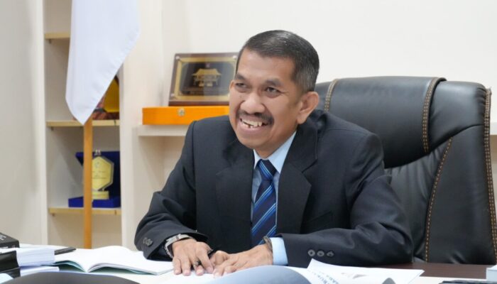 Koswara, Raih Gelar Doktor di Tengah Tantangan Kesehatan dan Kesibukan sebagai Kajari Padang