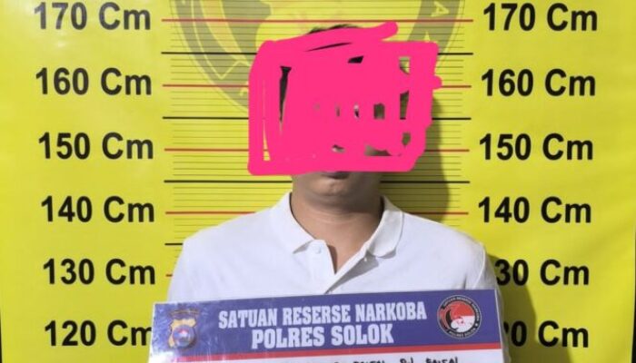Warga Saok Laweh Solok Digerebek Dini Hari, Polisi Temukan 20 Paket Sabu