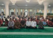 52 Anak Yatim Piatu Dapat Paket Lebaran di Masjid Agung Nurul Iman Kota Padang