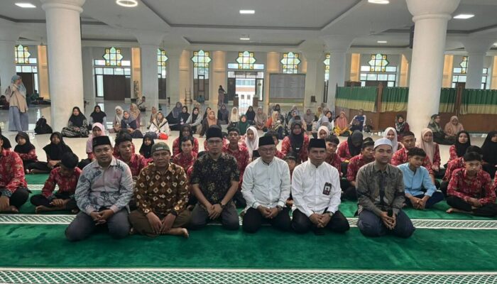 52 Anak Yatim Piatu Dapat Paket Lebaran di Masjid Agung Nurul Iman Kota Padang