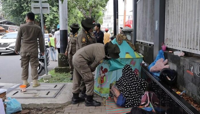 Satpol PP Padang Lakukan Pengawasan terhadap PMKS di Sejumlah Titik