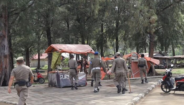 Langgar Aturan, Satpol PP Padang Tertibkan PKL di Dua Titik