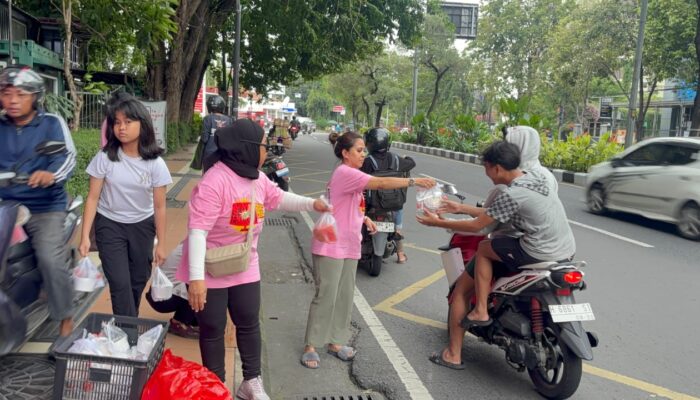 Berkah Ramadan, FJPI Jawa Timur Berbagi Rejeki Lewat Takjil