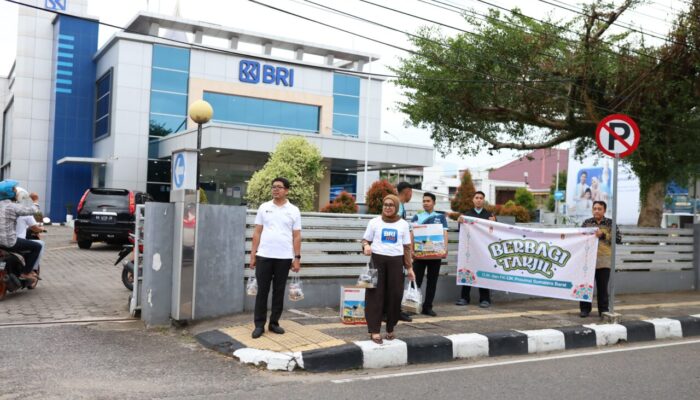 Sinergi dengan OJK, BRI Region 3 Padang ikut Berbagi Takjil