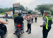 Polres Dharmasraya Bagikan 200 Paket Takjil kepada Pengendara yang Melintas di Jalinsum Depan Mapolres