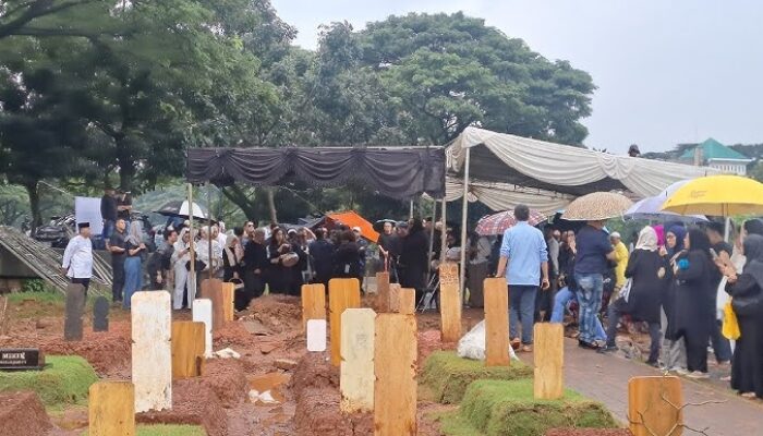 Diwarnai Hujan dan Keharuan, Pemakaman Penyanyi Vidi Aldiano Dihadiri Musisi, Selebritas, dan Figur Publik