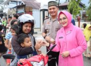 Polres Pasaman dan Bhayangkari Bagikan 500 Paket Takjil kepada Masyarakat