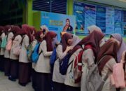 Hangatnya Kebersamaan, Guru dan Siswa MTsN 1 Pasaman Bersalaman Menyambut Libur Idul Fitri 