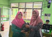 Kepala MTsN 1 Pasaman Salurkan Paket Lebaran kepada Guru dan Tenaga Kependidikan
