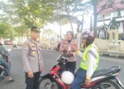 Polres Pessel Tebar Kepedulian di Bulan Ramadan, 75 Kotak Takjil Dibagikan ke Pengguna Jalan