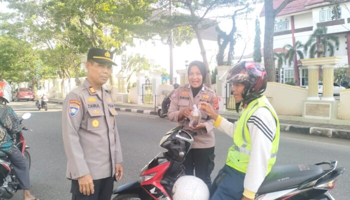 Polres Pessel Tebar Kepedulian di Bulan Ramadan, 75 Kotak Takjil Dibagikan ke Pengguna Jalan