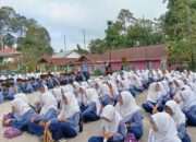 Kejutan di Hari Terakhir, MTsN 12 Tanah Datar Bagikan “THR” untuk Seluruh Siswa