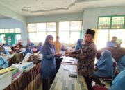 Ramadhan Penuh Berkah, MTsN 9 Tanah Datar Serahkan THR untuk Tenaga Honorer
