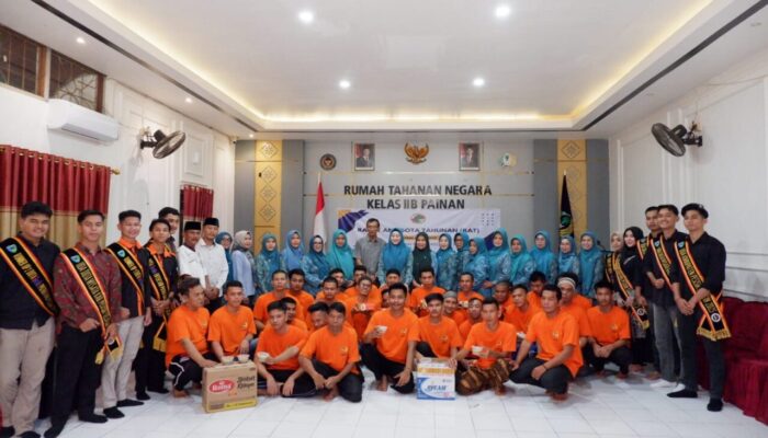 Lisda Hendrajoni dan PKK Pessel Berbagi Takjil di Rutan Painan