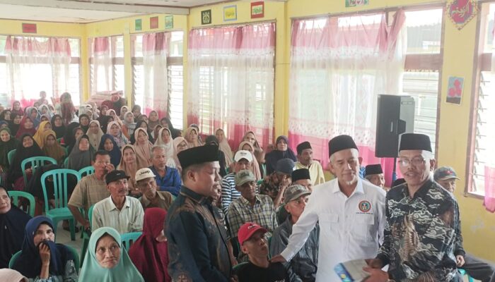 Laziz IKPL Serahkan Zakat kepada Mustahiq di Tanah Datar