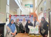 Bulog Solok Salurkan Bantuan Pangan Serentak, 166 Warga Terima Beras dan Minyak Goreng