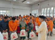 Ade Rezki Pratama Bagikan Bingkisan untuk Petugas DLH Bukittinggi