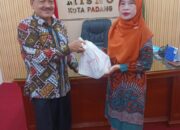 Khatam Al Quran, Kepala MTsN 6 Padang Serahkan Penghargaan
