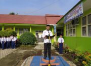 Hari Pertama Usai Libur, MTsN 9 Tanah Datar Laksanakan Upacara Bendera 