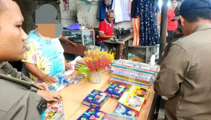 Satpol  PP Kota Padang Tertibkan Pedagang Petasan