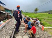 Jalur Kereta Api Bukan Tempat Beraktivitas