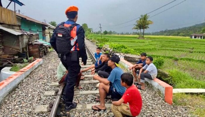 Jalur Kereta Api Bukan Tempat Beraktivitas