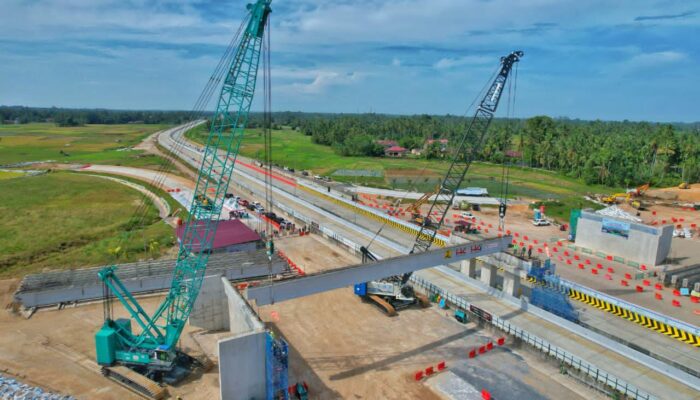 Pemasangan Girder Interchange Lubuk Alung : Tol Padang–Sicincin Terapkan Rekayasa Lalu Lintas