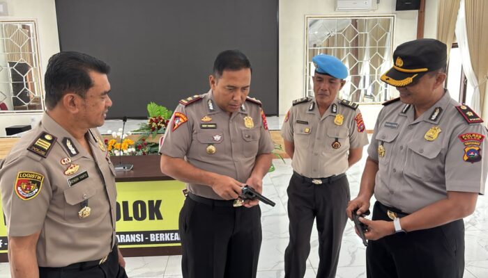Waka Polres Solok Cek Senjata Api Organik Personel