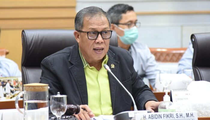 58 Ribu Jemaah Umrah Indonesia Tertahan di Timur Tengah, DPR Minta Respons Cepat Pemerintah