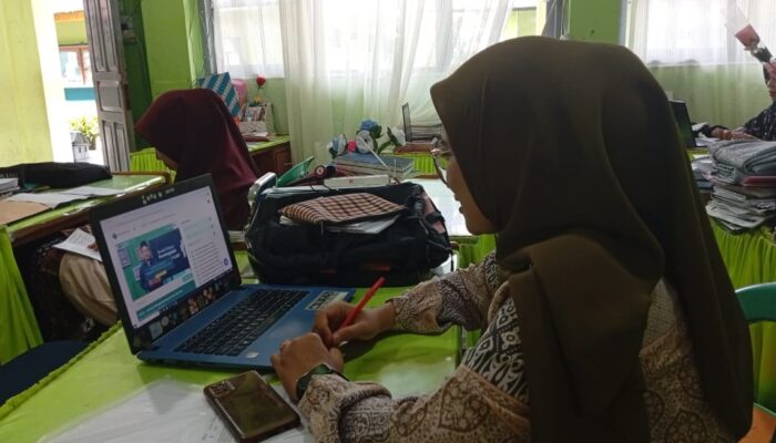 Isi Ramadan dengan Belajar, Guru dan Pegawai MTsN 1 Pasaman Ikuti Pelatihan Daring MOOC Pintar Kemenag