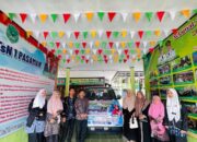 Tebar Kepedulian di Bulan Suci, MTsN 1 Pasaman Bagikan Takjil untuk Warga Lubuk Sikaping