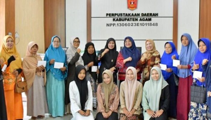 Ketua TP PKK Agam Salurkan Bantuan Indo Jalito untuk Para Lansia