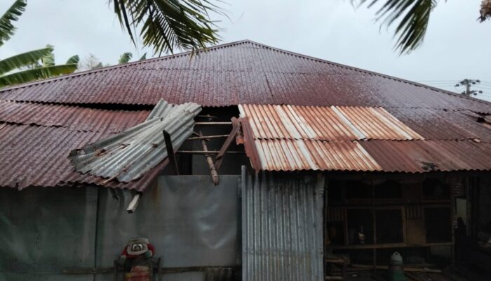 Badai Ekstrem Landa Pesisir Selatan, Warga Dikejutkan Angin Kencang dan Hujan Deras