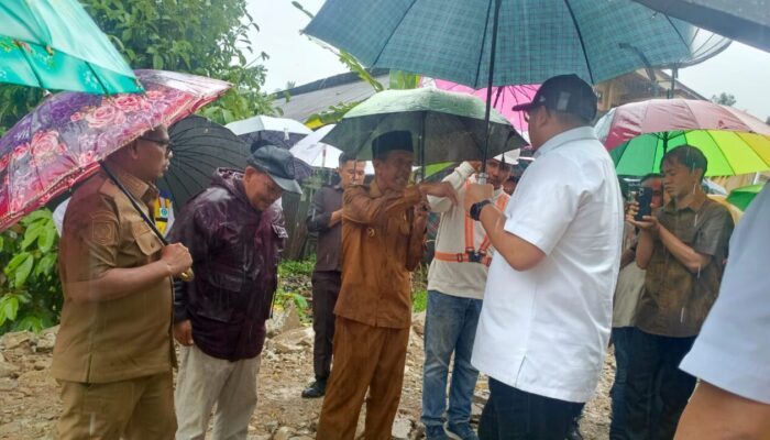 Jembatan Masih Dibangun, Wabup Risnaldi Luruskan Isu Siswa “Bertaruh Nyawa” di Lumpo