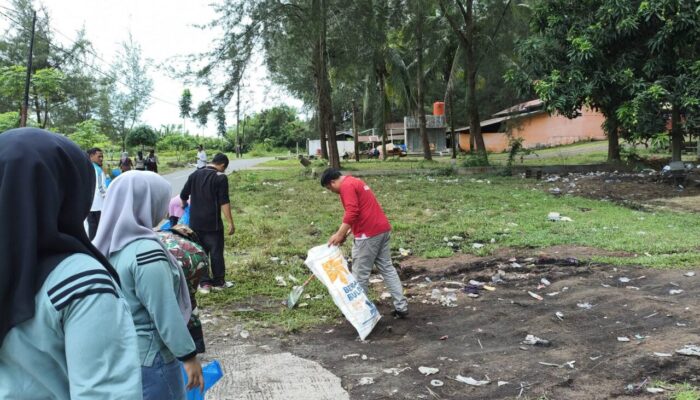 Pemkab Pasbar Goro Bersama Bersihkan Destinasi Wisata Pohon Seribu dan Muaro Sasak