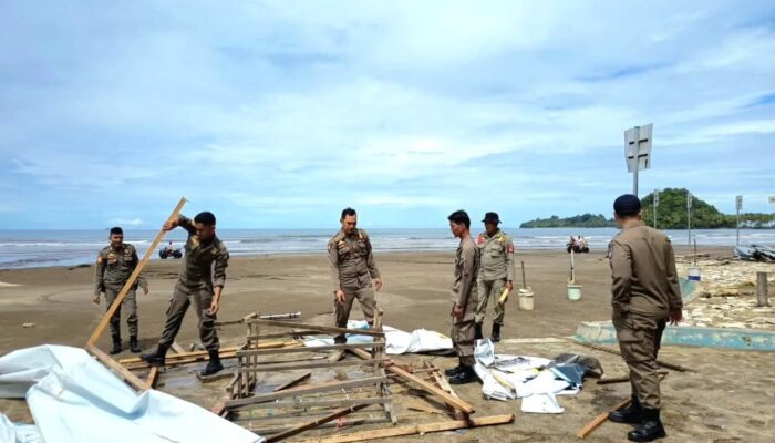 Satpol PP Kota Padang Tertibkan Lapak PKL di Kawasan Pantai Air Manis