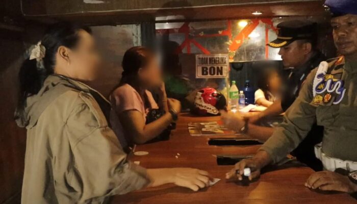 Satpol PP Padang Tertibkan Kafe Langgar Aturan di Jalan Bypass Koto Tangah