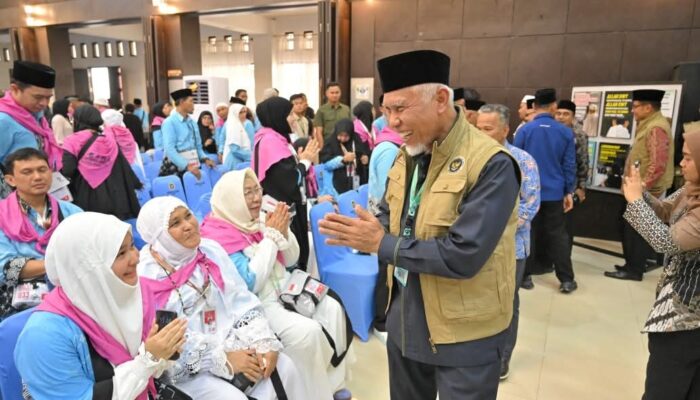 Gubernur Mahyeldi Lepas 384 Calon Jemaah Haji Kloter 1 Embarkasi Padang