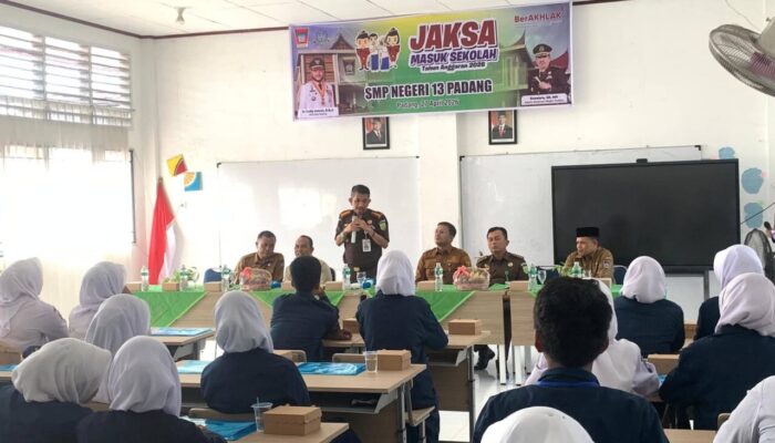 Jaksa Masuk Sekolah Hadir di SMP 13 Padang