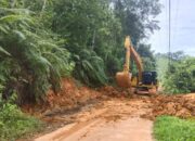 Dua Alat Berat Diturunkan untuk Bersihkan Material Banjir dan Longsor Dharmasraya, Akses ke Nagari Banai Kini Kembali Lancar