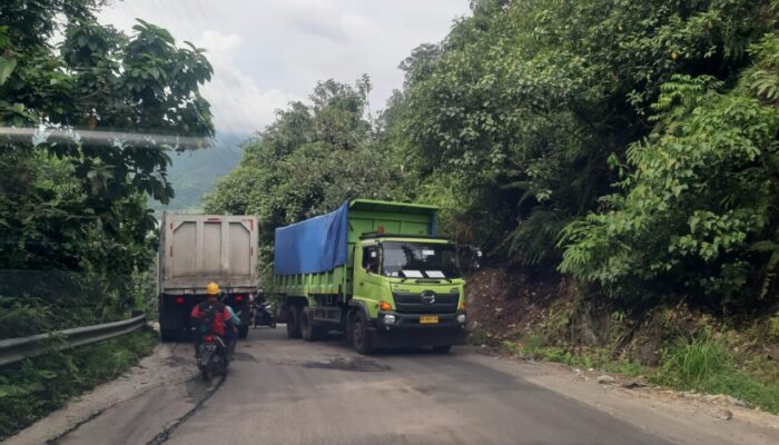 Truk Batu Bara PLTU Teluk Sirih Ancam Keselamatan Wisatawan Mandeh, Jalan Rusak dan Rawan Kecelakaan