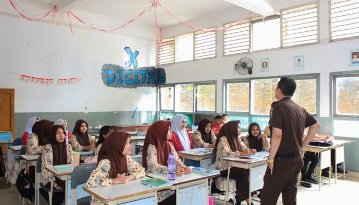 Beri Materi Hukum, Jaksa Mengajar Hadir Kembali di SMK 3 Padang