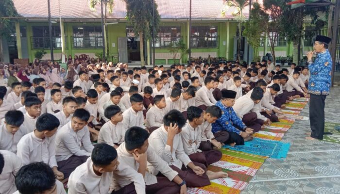 Hadapi UM Siswa Kelas IX MTsN 1 Pasaman Shalat Dhuha dan Doa Bersama 